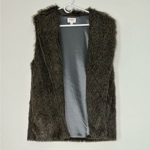 Everly Faux Fur Vest with pockets
Size S